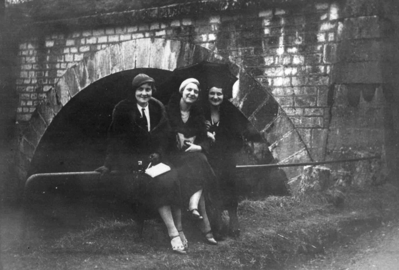 Sous le pont de l'étang Louise Wintz Rossé au milieu, avec Marie Charpiat et je sais pas qui...