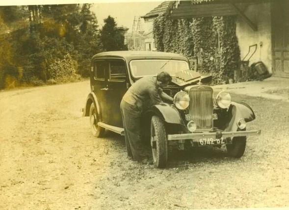 1947 Ernest le chauffeur de Mr De Fontaines entrée  château des Tourelles