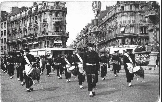 Daniel Cottet lors de son service militaire, à la musique de l'air du Bourget. Défilé à Orléans en 1963, le tambour à notre droite