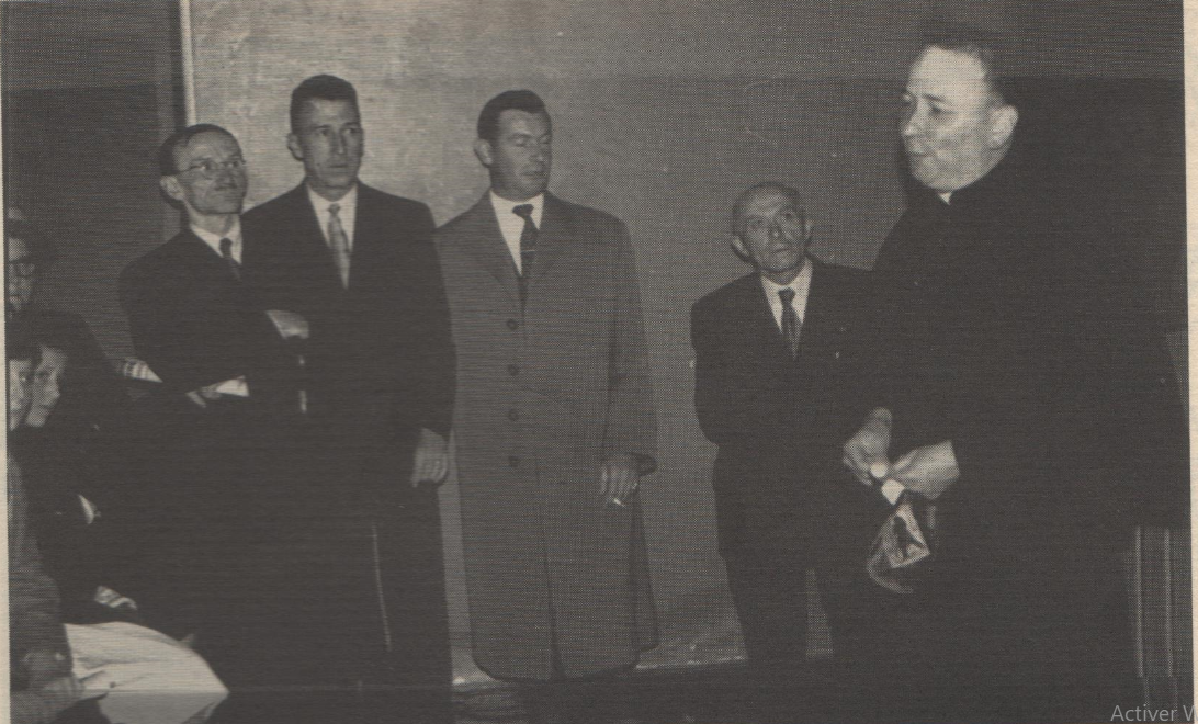 1957 Les adieux du curé Mérot Marcel Schmitt ,Charles Bleyer , Jean Camozzi, Henry Monnier (maire), Curé Mérot