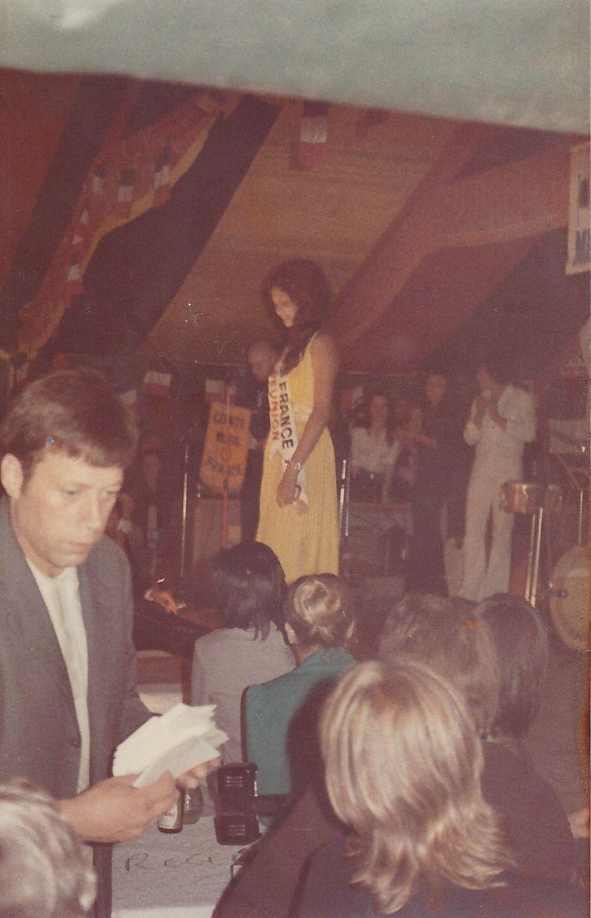 1976 fête de la bière élection des Miss - Miss France ( Miss Réunion) Monique Uldaric - 1er plan Henry Bleyer (RIRI )
