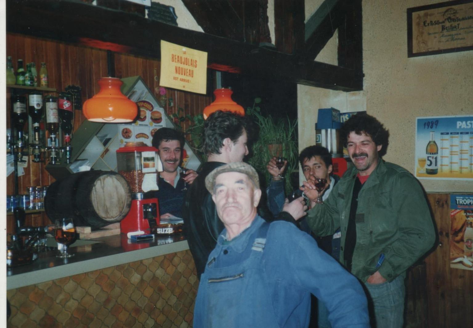 Beaujolais nouveau  1989 - Philippe Maranzana (Firmin ), Zenner Yves (zeltron) , Geraldes José, Christophe Kremer (tof) , et notre super Prosper . Désolé je n'ai pas d'autre photos , j'aurai bien aimer en trouver avec sa Méhari