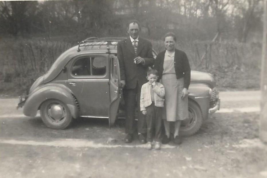 -1960 pas sur - Famille Brocco Paolo et Maria avec leur fils Georges , agriculteur leurs ferme était sur la hauteur en face du garage au dessus de la ligne de chemin de fer