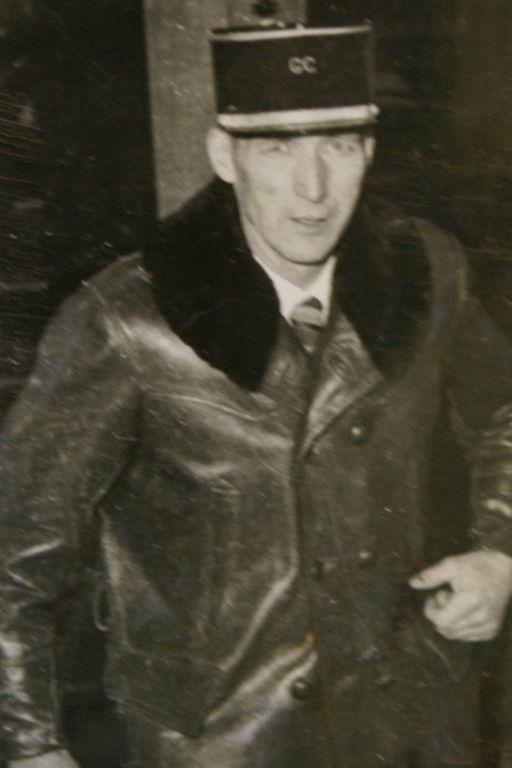 Roland Grevillot - Ancien garde-champêtre de la commune durant 45 années , né le 12 août 1912 à Morvillars dans la maison rue de la Guinguette ,décédé le 18 juin 2002. Il diffusait l’information municipale à divers endroits de la commune en s’annonçant par des roulements de tambour. Plus tard avec un haut-parleur fixé sur sa voiture personnelle.il était aussi gardien des douches municipales. Lors de chutes de neige, Roland passait le traineau tiré par un cheval avec Jean Bleyer. il creusait même les tombes du cimetière a la pelle . en faite il faisait tous dans la commune !