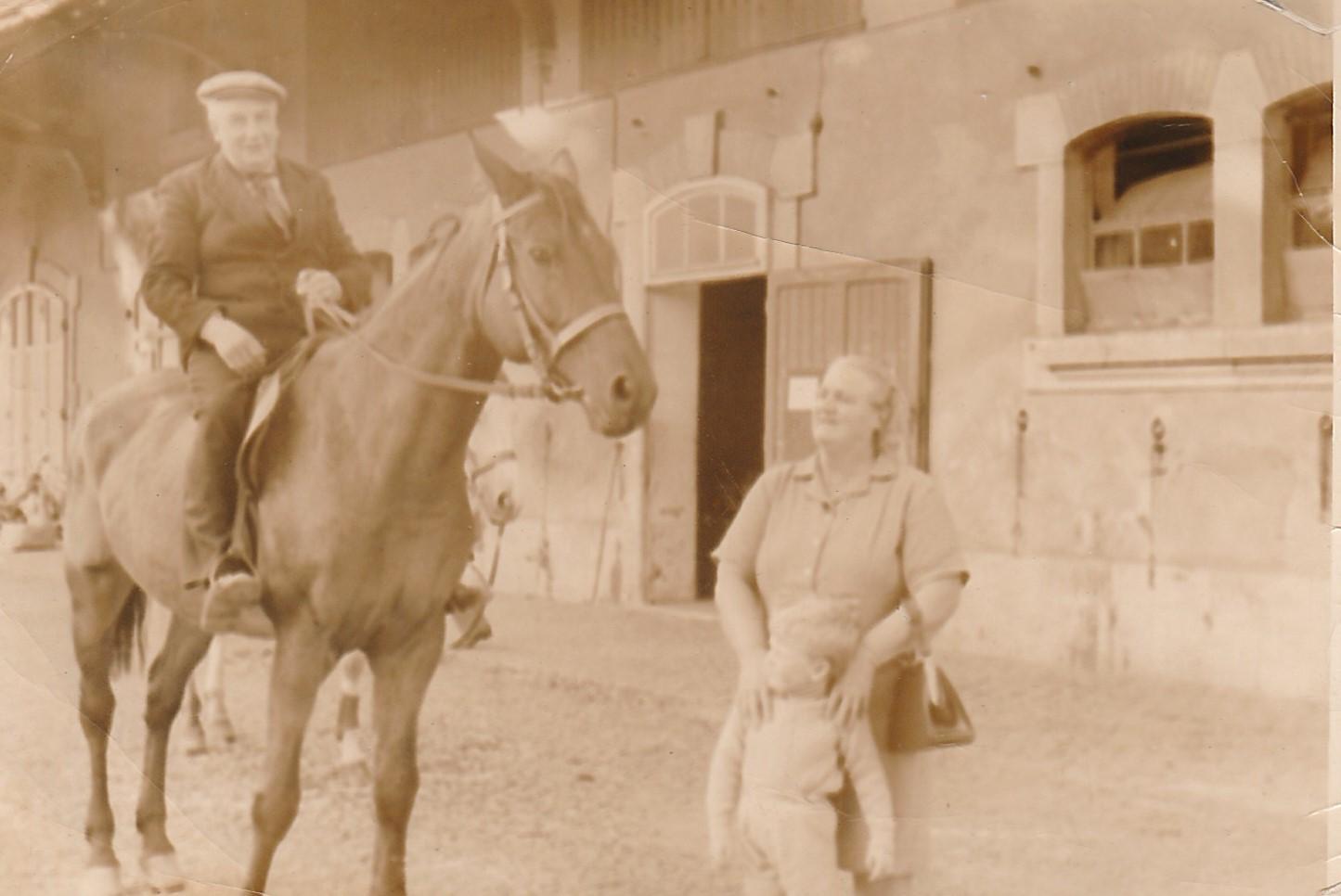 Mercier Leon ,Olympe  et Florian Léon a cheval sur Olympe. Quels beaux souvenirs plus de 50 ans 1962