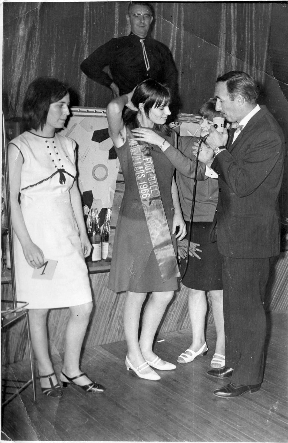 Miss1966 Election de Miss football de Morvillars   Martine Monnier   Corinne Monnier. Le musicien sur le podium est Yvon dit Vonvon