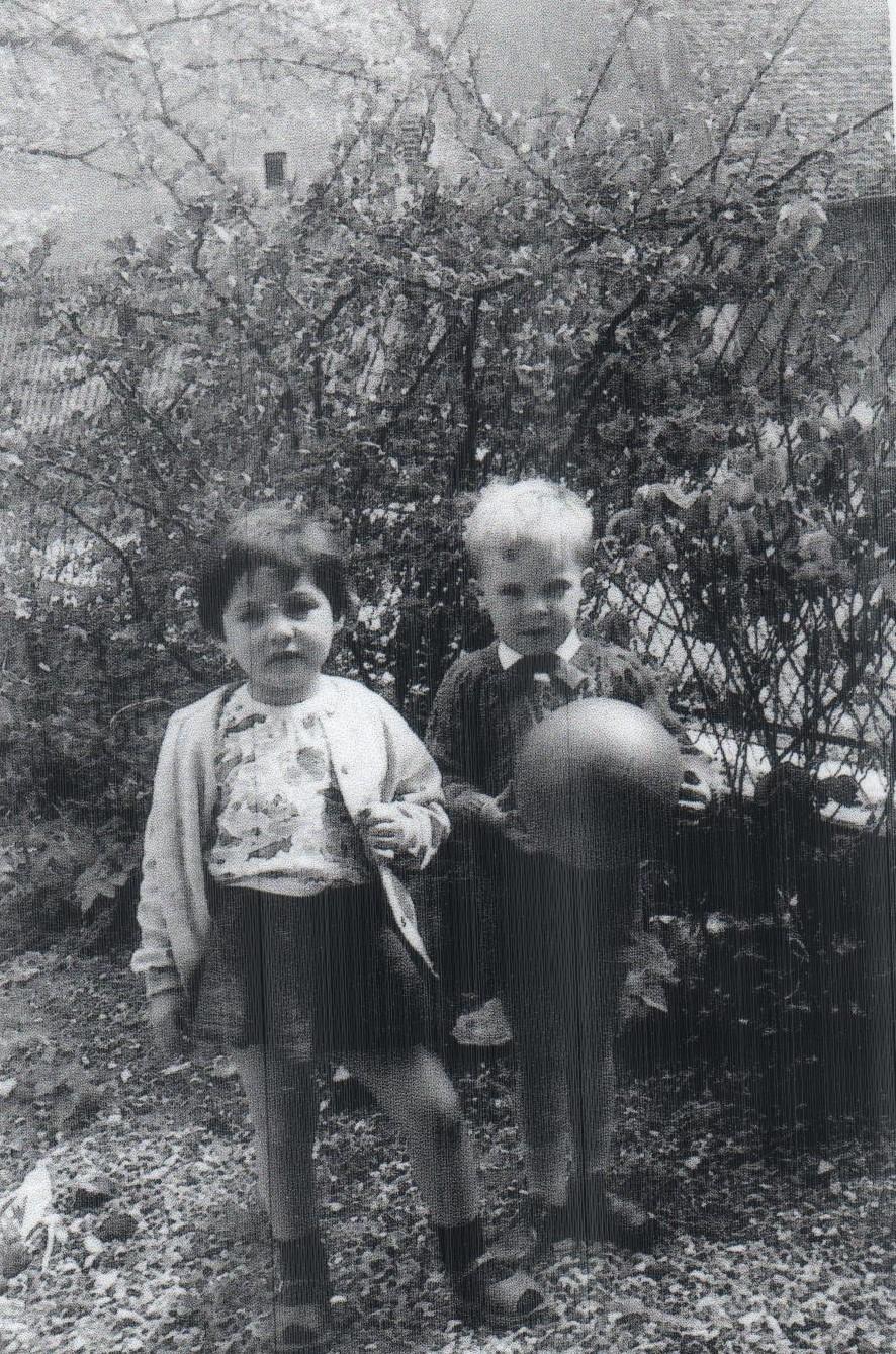 Brigitte Monnot et Jean Noel Carnevali , dans le jardin de l'école public a l'église . Mr Carnevali était directeur de l'école et Mme l'institutrice
