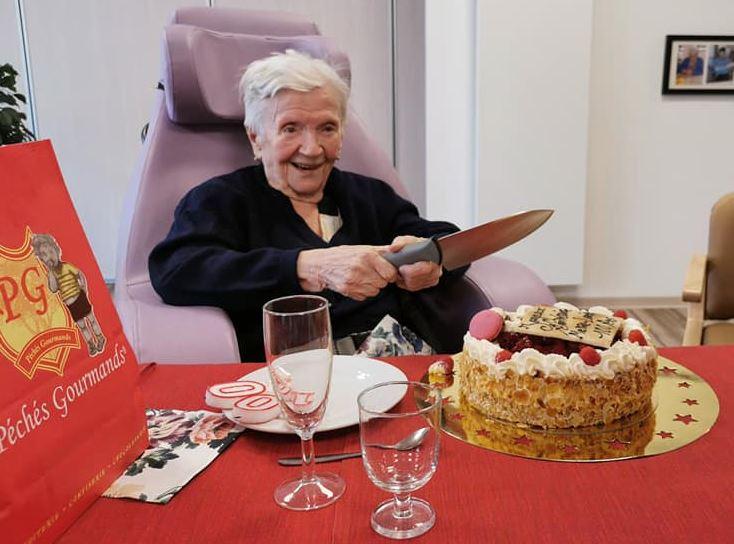 Joyeux Anniversaire 100 ans Marie-Louise RODIER, née QUELOS fête ce 3 Mars 2021 ses 100 ans !   Elle vit depuis une dizaine d'années dans une maison de retraite de Belfort.  Née à Grandvillars, elle a passé la plus grande partie de sa vie à Morvillars où ses parents ont un temps tenu le café   " Le Cheval Blanc" jusqu'an 1958  .Plus tard, la famille s'est installée juste en face de l'église où elle a tenu un bureau de tabac.  Veuve de Jean RODIER, ils ont eu deux fils : Jean-Marie puis Claude. La famille s'agrandira avec l'arrivée de 8 petits-enfants puis de 9 arrières petits-enfants.