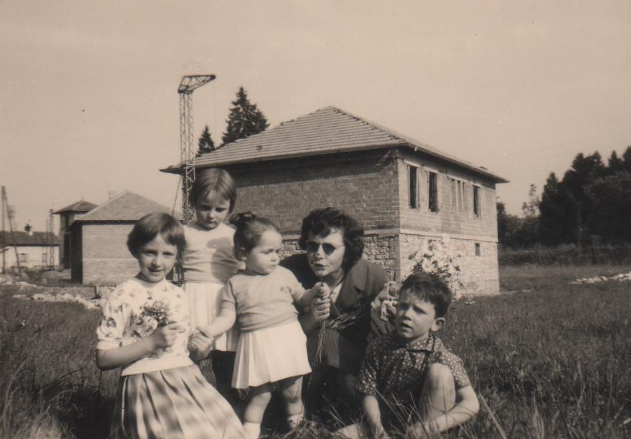 Terrier Pierre Annie construction de leur maison 1962 avec leurs enfants Françoise , Marie Odile, Marie Agnès , Dominique