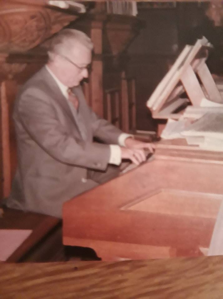 Mr Wermeille  René - organiste de l'église , il a appris à quelques jeunes a jouer de l'orgue