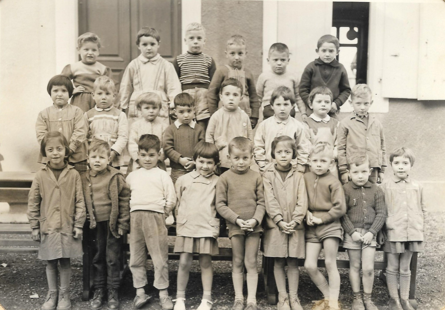 1960     - HAUT - Denis Chaudey / Pascal Belet / Denis Taquard / Jacquy Taquard / José Monnier / Georges Brocco    - MILLIEU : Mireille Pertile / Patrick Tisserand / Evelyne Pillot/ Antonio Puddu / Pierre Viotti / Lydie Demarini / Dominique Belet / Dominique Gros  /   - BAS - Francine Schlatter / Thierry Maranzana / Puddu Bruno / Arlette Demarini / Marcel Yoder / Claudine Schlatter / Jean Louis André / Brun Joel /    ?     /