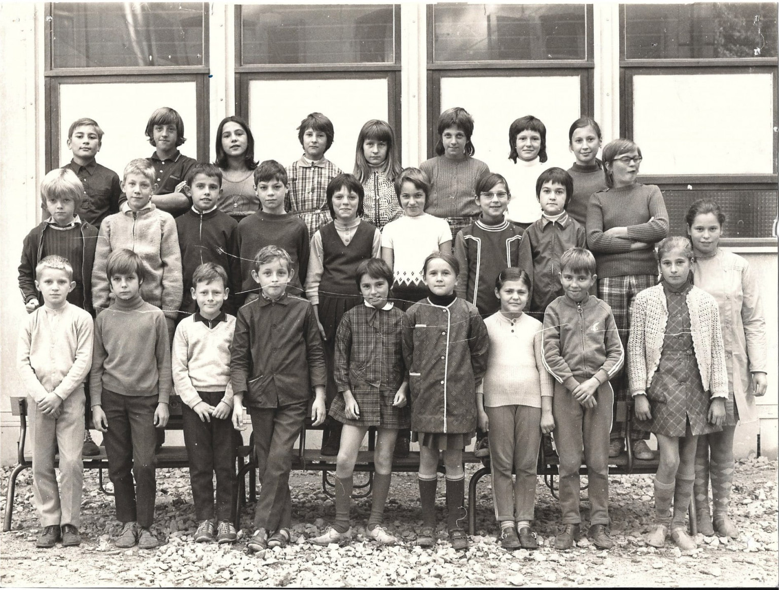 1971 -HAUT - Christophe Maranzana , Gerard Vuillemenot , Brigitte Monnot , Taillard Nadine , Stauf Mireille , Fleury Josianne , Regine Formagot , Gress Annie   . -MILLIEU - Philippe André , Fontana Arnoldo   , Broglia Patrick , Pernin Daniel , Carole Monnier , Placucci Myriam , Tisserant Nelly , Murielle Cramatte , Babey Nicole . -BAS - Didier Seiller , Philippe François , Philippe Martin , Claude Cottet ,Taillard Marie-Claude , Claudine Plait , Guyot Dominique , Claes Hervé , Martine Monnier , Dominique Monnier ,