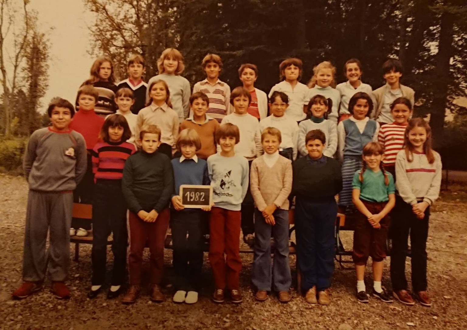 1982 -   HAUT       Sandra Handlos,   Stéphanie Renaud ,   Agnès Pelletier  , Christophe Chaigne ,   Isabelle Demarini,  . Isabelle Taillard , Estelle Bouvier ,  Sandrine Grandclaude , Catherine Alberola Fleury  . -   MILLIEU    Frédéric Renard , Sandrine Colney ,  Christine Cramatte ,Fabrice Vergnault , Haffner  Vincent  , Firouze Boudjelalh , Sandrine Vergnault , Virginie Gaspard , Karine Rebichon .  -    BAS       Nordine Bououdnine ,  20? ,  Jean Claude Gutleben , 21?   ,  Eric Holstein   ,Hervé Rognon  , Georges Gutleben , Stef Santos , Nathalie schalter