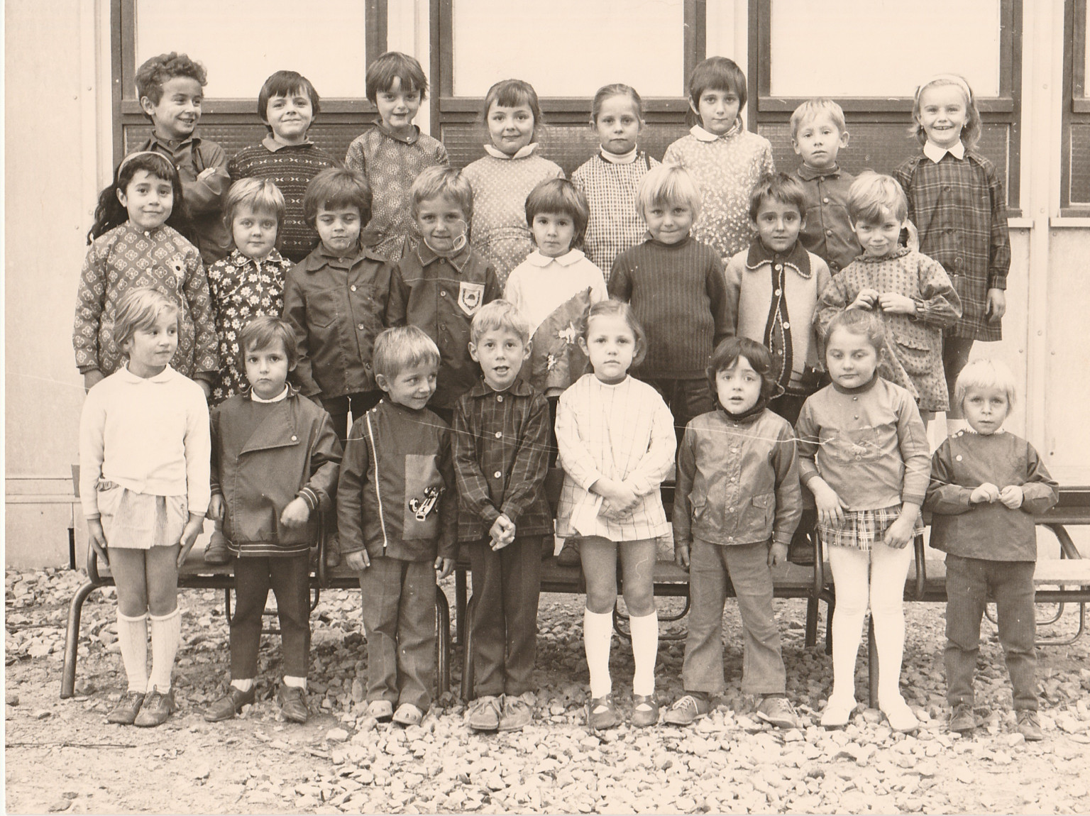 1974 ou 1975 -    HAUT        Emanuel Nasti ,  Eric Tacquard,  Armelle Belet , Chantal Monnier , Françoise Poivey , Veronique Fleury , Jean-Michel Baumgartner , Laurence Monnin .  -    MILLIEU      Boudjelal Rebailla , Catherine Claise , Olivier Nasti , Christophe Samson , Marie Pierre Pernot , Philippe Monnier , Claudio Commandini ,  Claire Pernin  -    BAS         17 ?    , Emeric Folgheraiter , Gilles Samson , Alain Chapuis , Sylvie Guyot, 22 ?   , 23?    , David Tacquard ,