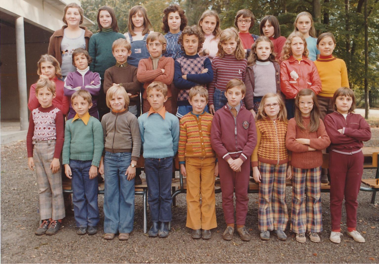 1980  - HAUT - Marie-Pierre Bourset , Anouchka Hresko , Véro Fleury , Rebaïa Boudjellahl , Christine Taillard ,  Armelle Belet , Sylvie Petitjean , Laurence Monnin . - MILLIEU - Patricia Handlos , Emeric Foelgereter , Jean-Michel Baumgartner , Fabry ? , Emmanuel Nasti , Claire Pernin , Sylvie Guyot , Armelle Bourset ,  , Chantal Monnier - BAS - Alain Chapuis,  Gilles Samson , Philippe Monnier , Samson Christophe , Patrick Fondreton , Fradin Philippe ,Valérie Pernot , marie Pierre Pernot , Joëlle Taillard .