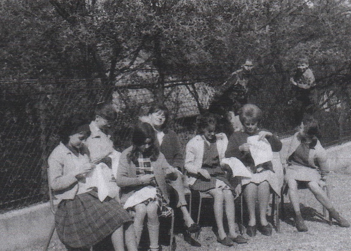 1965 Cour de l’école après midi cool - Martine Monnier , Eveline Grevillot , Corinne Monnier, Chantal Cramatte , Marianne André , Annie Reinharth , Lysianne?