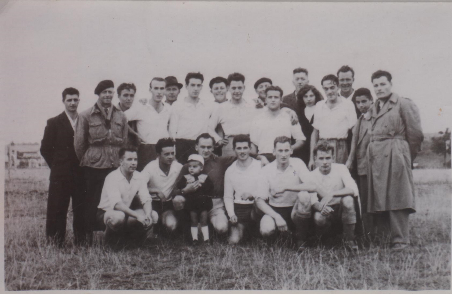 Foot   Équipe de Méziré mais il y a des Morvellais -     HAUT -     Maurice Laibe  , Lucien Fleury ,    3?    ,Marseu Albino PAS SUR ,  , 5?  , 6?    ,   7?  ,    8?  , André Ramousset , Raymond Paysan (ponpon) , 10?   ,11?  ,   12?   , André Castalan ,   14?   , 15?   , Mario Maranzana   . -     BAS  -   Jean Laibe ,  Marcel Fleury , Claude Iung (petit) , Gilbert Iung , 21?  , Jean Wurtz   , 23?   .