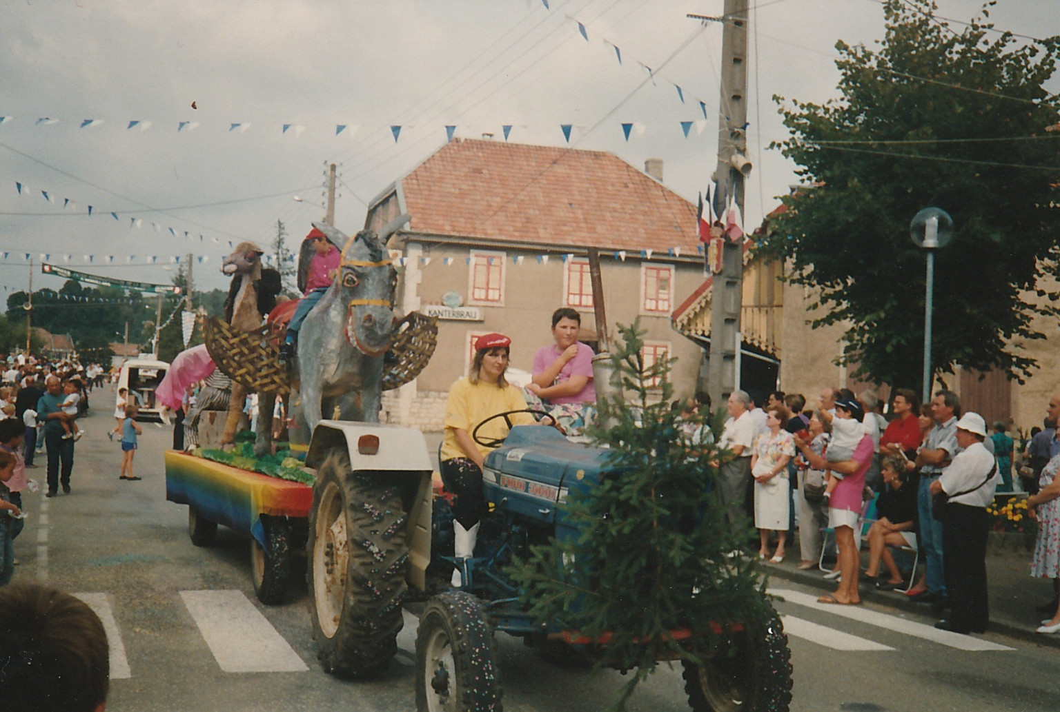 Fêtes Cavalcade  Mme Cottet conduit le tracteur