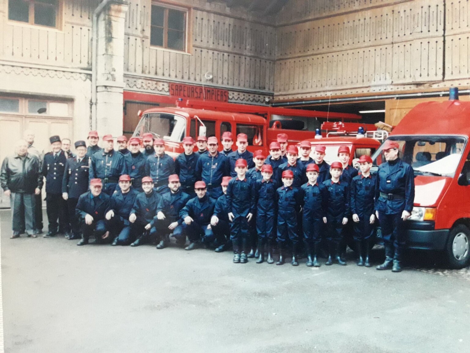 HAUT Bibi kogielski , 2 ? , Gilbert Iung , Jean Monot , Seiller Maurice , Hernwein Thierry , Henry Bleyer , Pascal Belle , Gérard Cardot , Gérard Berçot , Olivier Cramatte , Fabrice Vergnault , Jean-Pierre Renggli , Jean-Pierre Vergnault , Christian Cottet , Bertrand Cottet , Daniel Stojanovic , Nicolas Jeanvoine , Frederic Gaspard , Grohens Jonathan , Yannick Bouvet , Terence Genevois , Romain Massias, BAS Bernard Klein , Vincent Ventrella , Mario Salgado , Bernard Vermenot , Salgado Jacquy , Alain Chapuis , Julien Eustacchio , André Gutleben , Alexandre Fatmi , Jean-Christophe Kremer , Nicolas Brugirard , David Claisse , Daniel Cottet