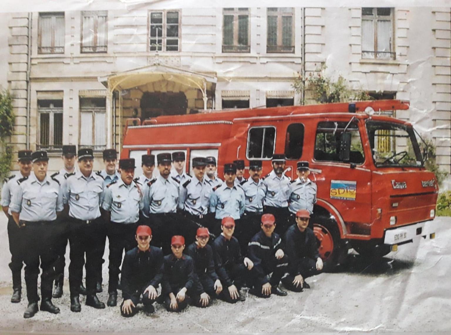 - 1998 -  HAUT -Thierry Ernwein , Henri Bleyer ; Christian Cottet , jean-Pierre Renggli , Johann Bregand    , Bernard Klein , Yannick Bouvet , Bernard Vermenot , Nicolas Jeanvoine , Vincent Ventrella , Jose Xisto , Mario Salgado , Gérard Cardot , Jean-Pierre Bouvet , Gérard Berçot , Daniel Cottet .    - BAS - Jean Christophe Kremer , Alex Fatmi , André Gutleben , Jean-Luc kremer , Jerome Bouvet , Daniel Stojanovic .