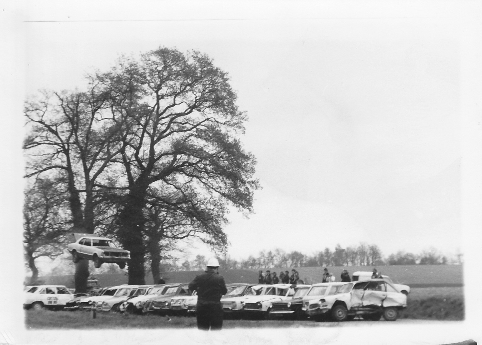 1983 spectacle cascade Rémy Julienne  sur l'ancienne route entre Morvillars et Méziré  (maintenant chemin parking et monument) j'avais monter une buvette  (je suis a coté des pompiers )