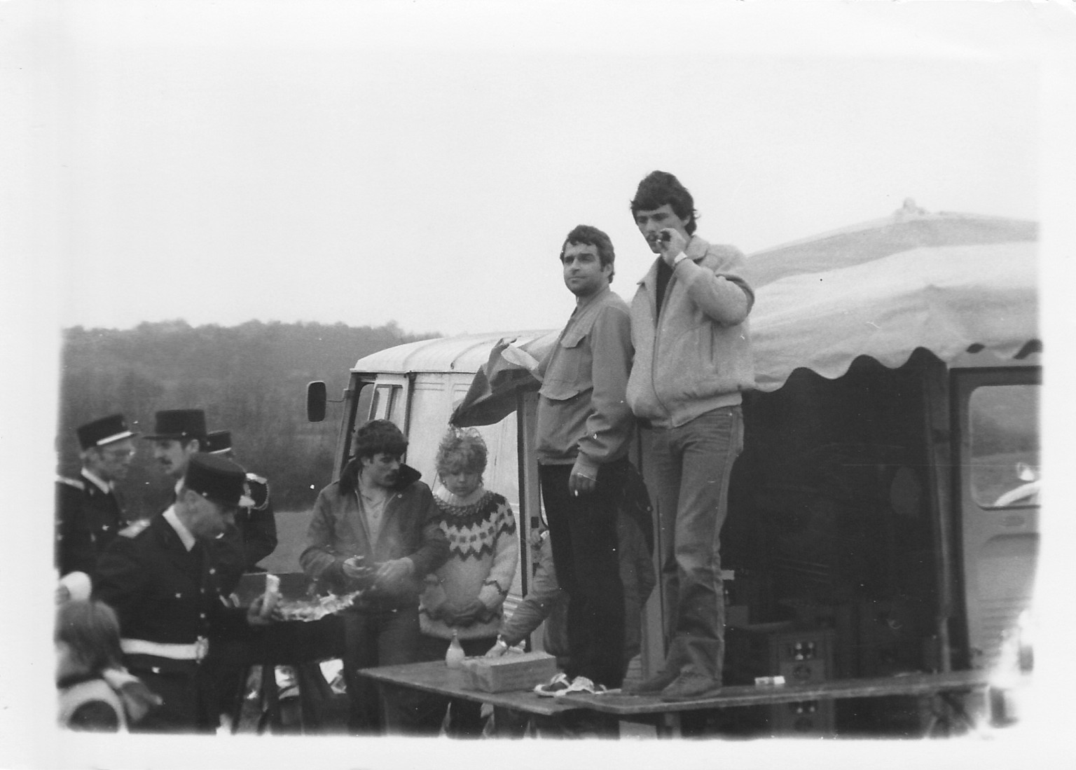 1983 spectacle cascade Rémy Julienne  sur l'ancienne route entre Morvillars et Méziré  (maintenant chemin parking et monument) j'avais monter une buvette  (je suis a coté des pompiers )