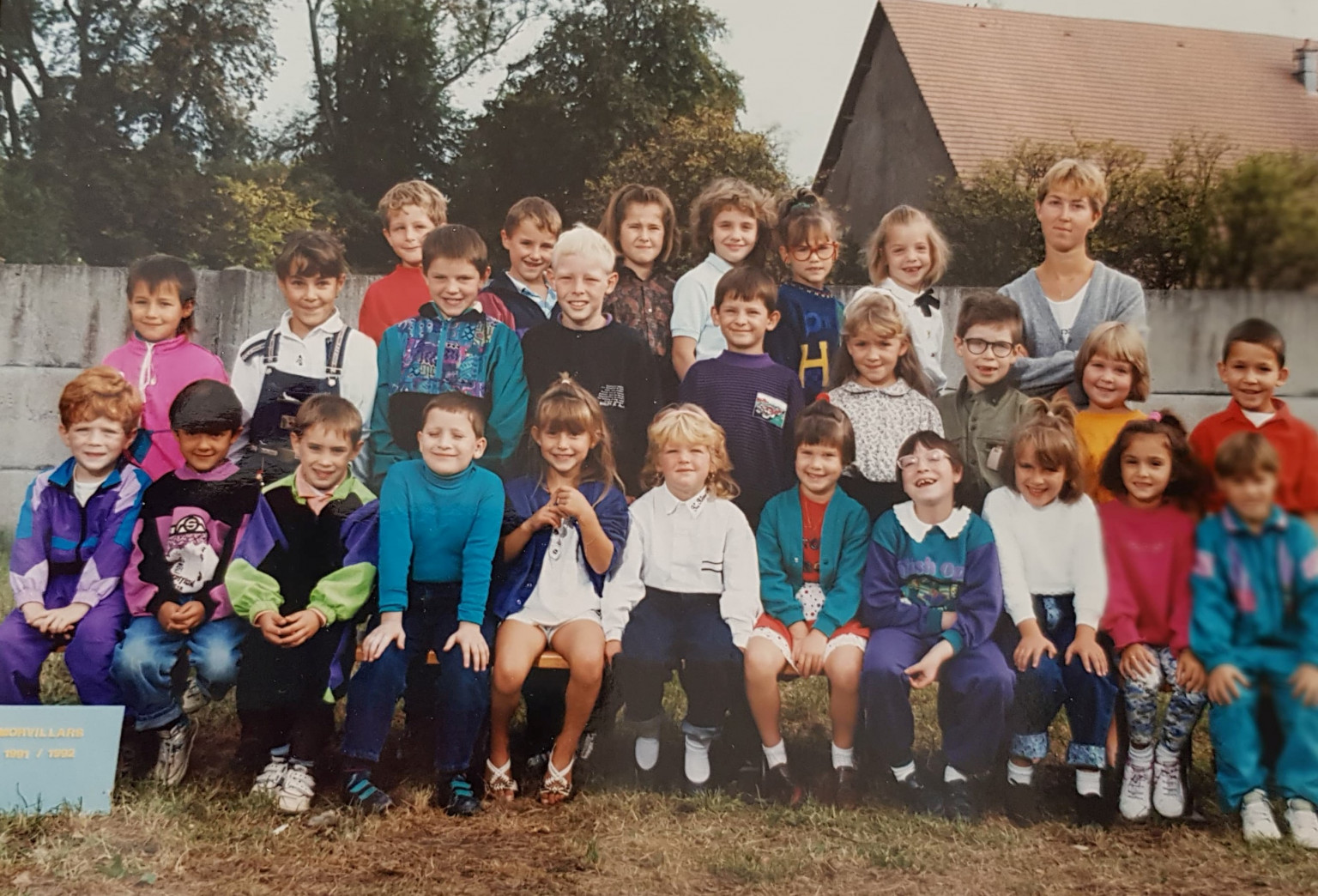 1991 HAUT -   Ciryl Morengui , Jean Christophe kremer , Aurélie Carrara , 4 , Laura Salomon , Lucie François , Brigitte Colnot .  MILLIEU - Estelle Ernwein , Aurélie chavanne , Martin Onfroi de Verez , Romain Baranski (décédé) ,  Nicolas Carrara , Céline Mougin , Loïc Bello , Audrey Cramatte , Damien Favé .  BAS  -     Yannick Grandjean , Ventrella François ,   19 , Stéphanie Bleyer , Marina Pinto , Christelle Massias , Pauline Robert , Magali Billey , 25 , Lucie Salgado , Alex Fatmi