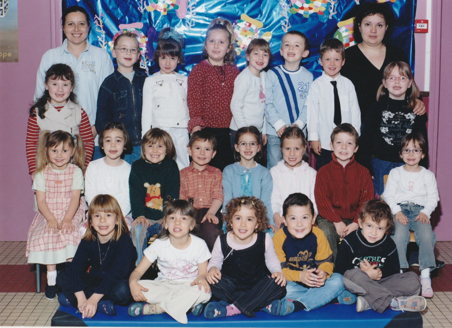 2004 2005 Maternelle Haut -1 Marion Nalin - 2 lilyana Micovic - 3 ? - 4 Baptiste Hedmer - 5 ? - 6 PerrIne Trappler - 7 Andrea Bretagne - 8 Colin Nico - 9 ? - 10 Manon Cottet - MILIEU - 11 Clara gressot - 12 ? - 13 ? - 14 Valentin Maranzana - 15 ? - 16 Celia Delsey - 17 ? - 18 Camille Iori - BAS - 19 Dylan Goncalves - 20 Aleksandra Micovic - 21 Aude Guigon - 22 ? - 23 Jérôme kerdudo