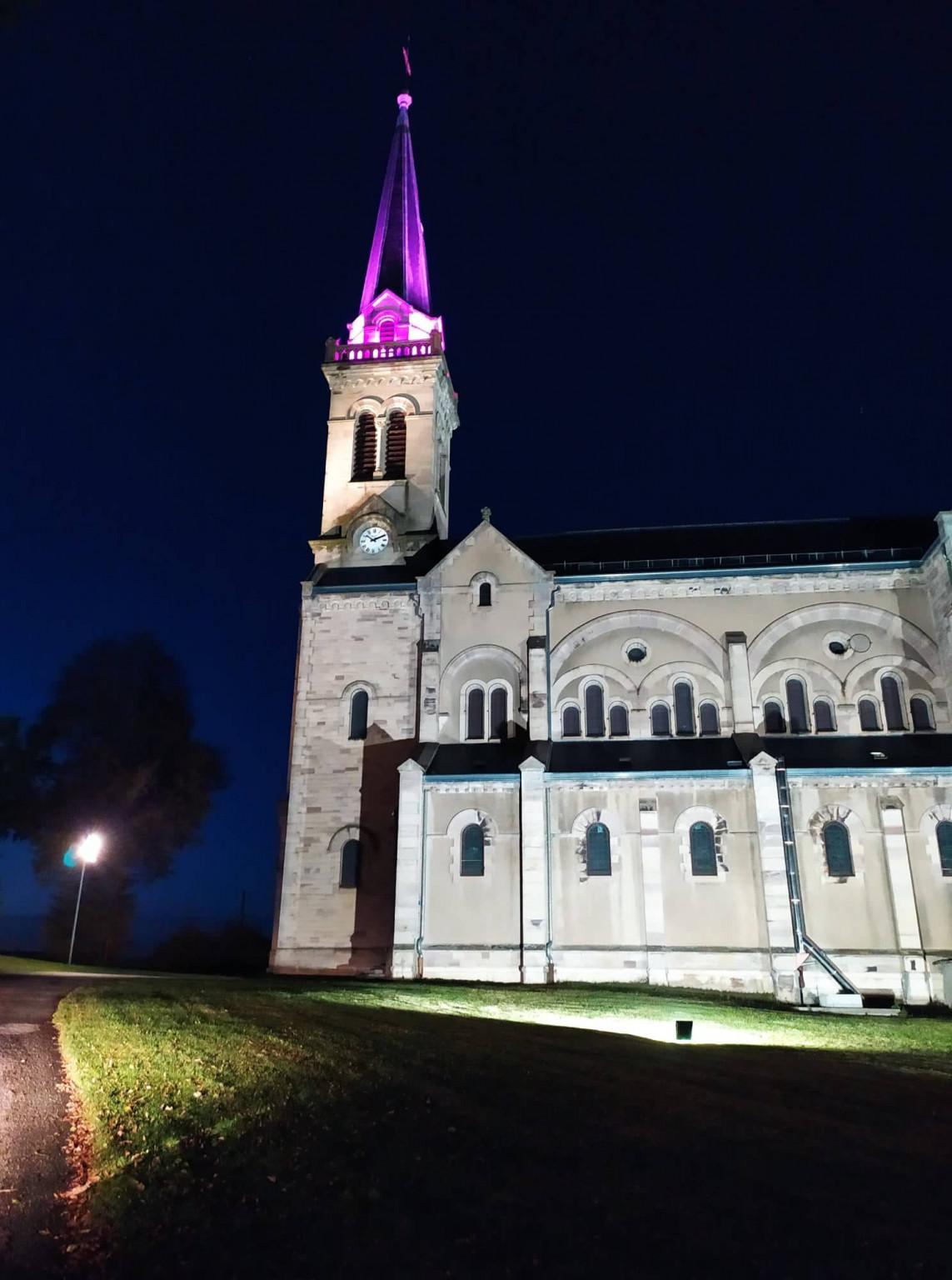 Initiative inédite à Morvillars où le clocher de l’église est éclairé en rose fuchsia tous les soirs à partir de 20 h à l’occasion d’Octobre rose. Pour rappeler à toutes les femmes que le dépistage du cancer du sein doit être intégré à leur routine santé, sans attendre un symptôme d’alerte (l'est républicain)