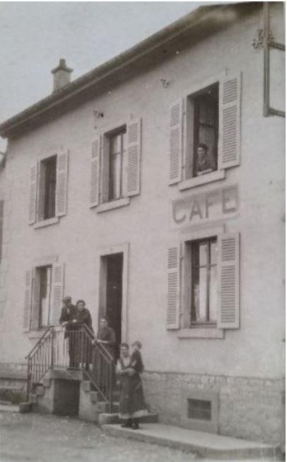 Dans cette maison se trouvait le Café Viotti en 1912 rue G Leclerc , hé oui je ne connaissais pas ! je vous ai déjà parlé de cette famille qui a payé un lourd tribut pendant la guerre 1418 et voir sur le site de la mairie (plus complet ) , la génération suivante sera connue comme entreprise de peinture plâtrerie