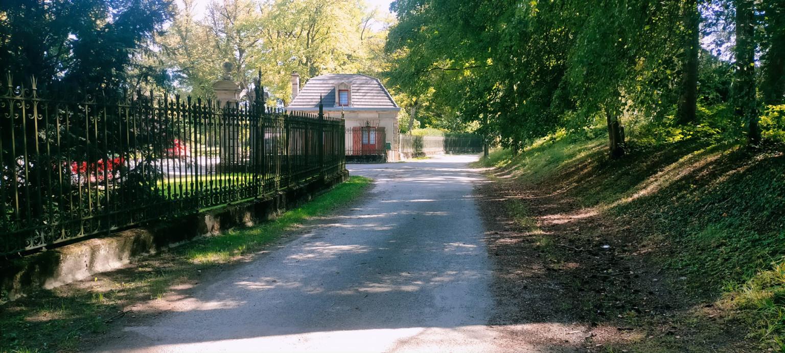 Étang et route des Chateaux