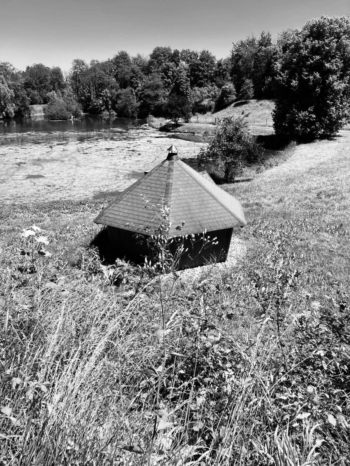 Étang et route des Chateaux