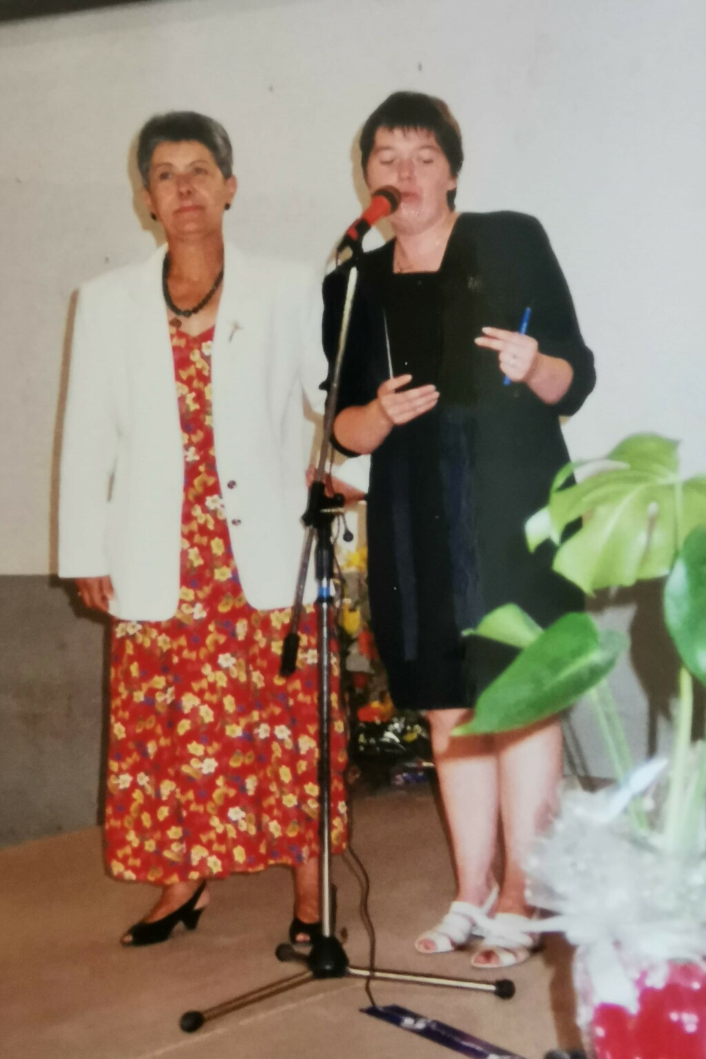 Juillet 1996 départ à la retraite de Mme Coulot discours avec Mme Rolle école privée la Familiale