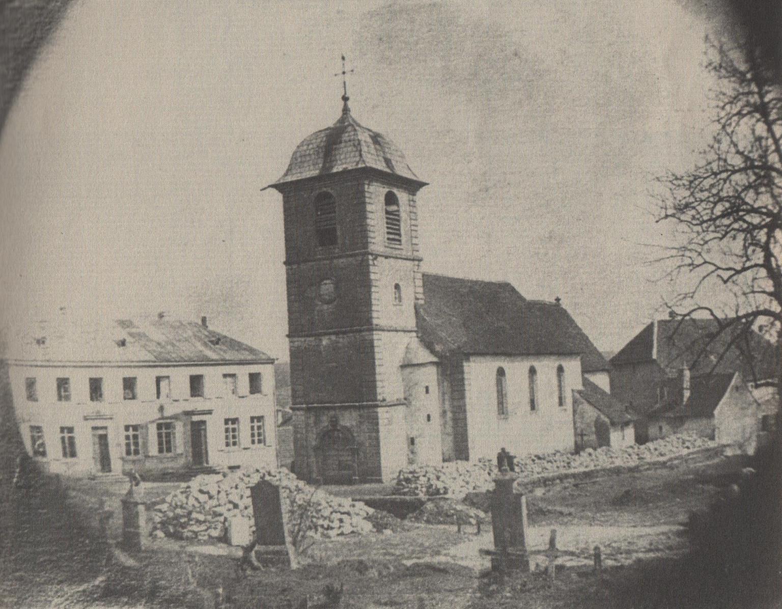 Une église existait déjà en 1222, celle si fut construite en 1752, cette église a été démolit en 1882 il fallut 3 ans pour reconstruire la nouvelle de 1883 a 1886, plan de l'ancienne église avec ses deux cimetières