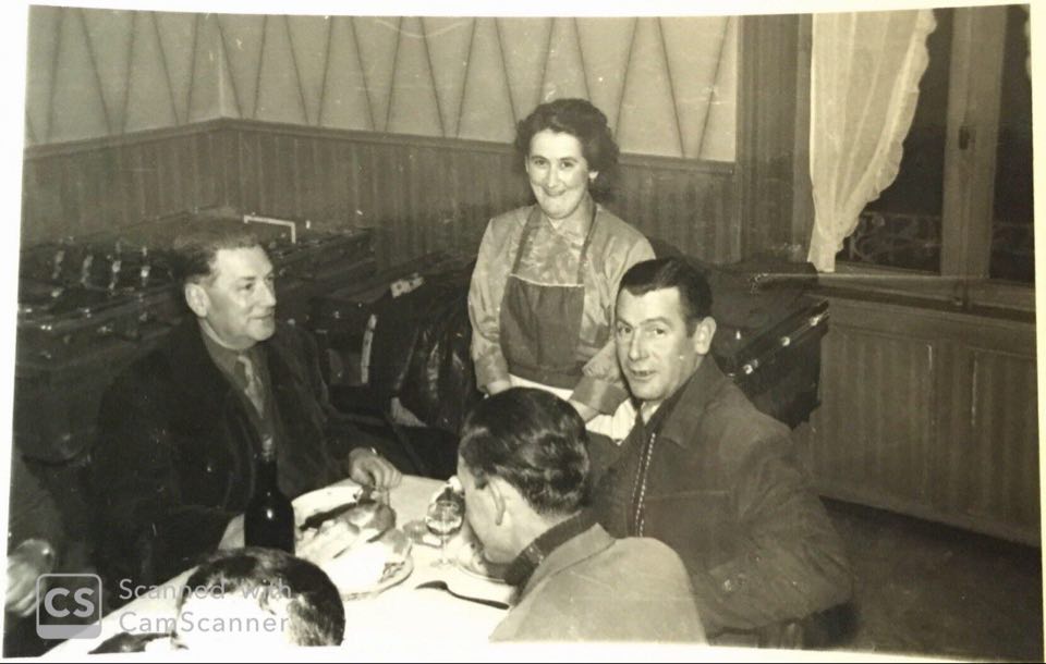 1960 avec l’incontournable Dédée, maîtresse des lieux entre Mr BREDEAU et Jean CAMOZZI, De dos Jean BLEYER