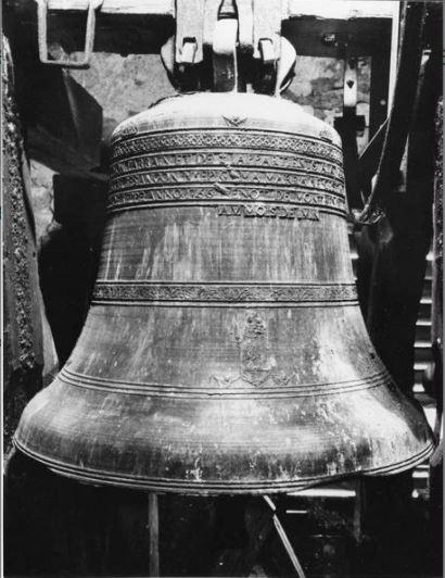 Deux cloches logent dans le beffroi métallique de l’église de Morvillars, qui peut en héberger 4, il est électrifié en 1938. Nous ne connaissons pas l’auteur de la plus ancienne et plus imposante campane, fondue en 1786, d'un poids d'environ 680 kg, et d'un diamètre de 103 cm. La seconde est une œuvre des fondeurs MESMANN et FILS (Jean-Georges et Jean-Baptiste) de Robécourt. Elle sera commandée en 1854, suite aux financements votés lors des conseils municipaux des villages de Morvillars et Mérizé les 22 avril et 6 mai 1854, ainsi qu'aux souscriptions rapportant une somme totale avoisinant les 780 francs, vraisemblablement pour remplacer celle réalisée en 1826 d’un poids d’environ 400 kg.