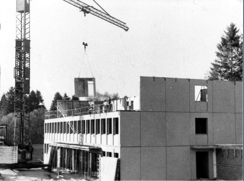 Construction du collège 1970 , sur le jardin du chateau.