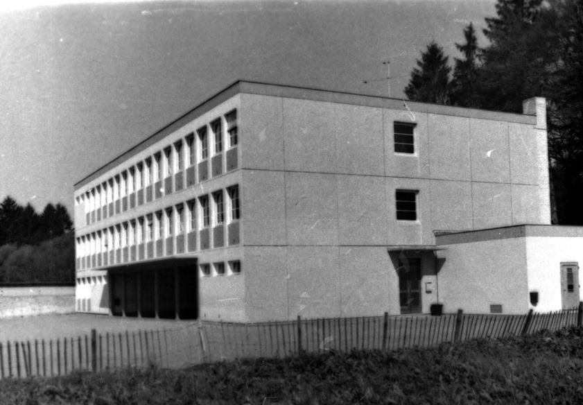 Construction du collège 1970 , sur le jardin du chateau.