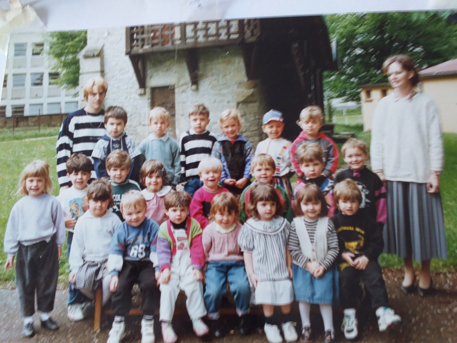 1994 HAUT - 1 , Guillaume Claisse,  3 , 4,  5 , Ismaël Bouchina,  Sylvain Queroz , Mme Colney Jocelyne MILLIEU  -   Cécile Niedergang ,  Jeremy Tisserand , Kevin Camarra (pas sûr du prénom) , 12 , Benjamin Marmet , Hugo ?? , Jean Marc Poupeney , Benjamin Maty BAS   -  Laura Barteck , Thomas Hergott  ,19 , Noemie Plumeleur , Agapie Chatelet , Laura Vermenot , Geoffrey Guerra