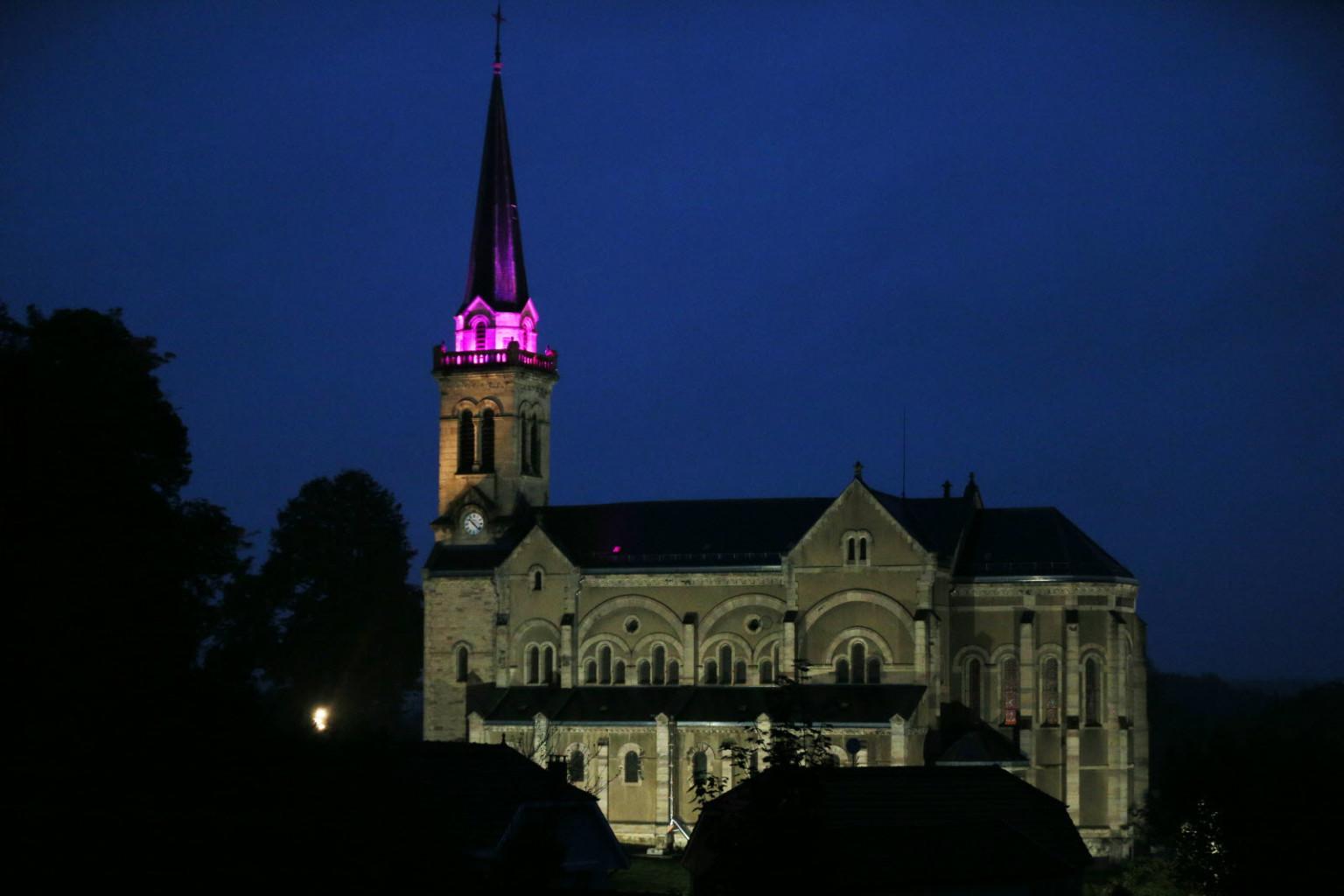 Initiative inédite à Morvillars où le clocher de l’église est éclairé en rose fuchsia tous les soirs à partir de 20 h à l’occasion d’Octobre rose. Pour rappeler à toutes les femmes que le dépistage du cancer du sein doit être intégré à leur routine santé, sans attendre un symptôme d’alerte (l'est républicain)