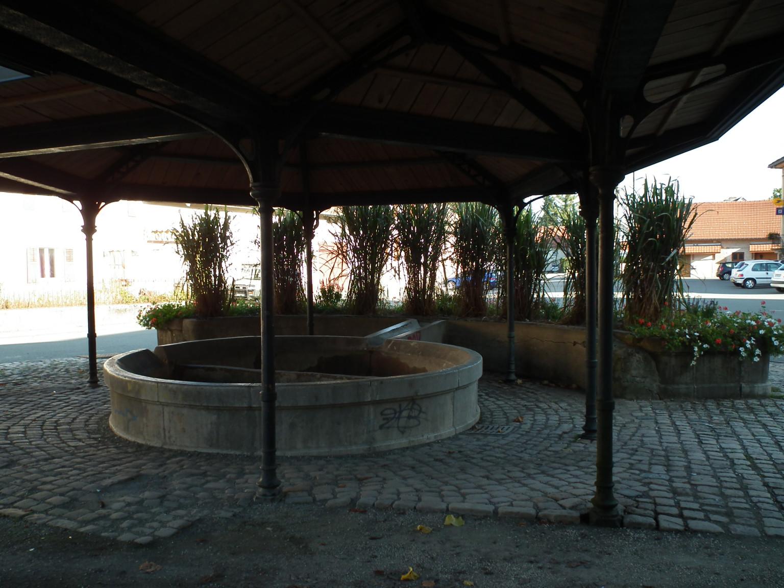 La Place du Marché présente une fontaine et un lavoir reconstruits de 1872 à 1874.