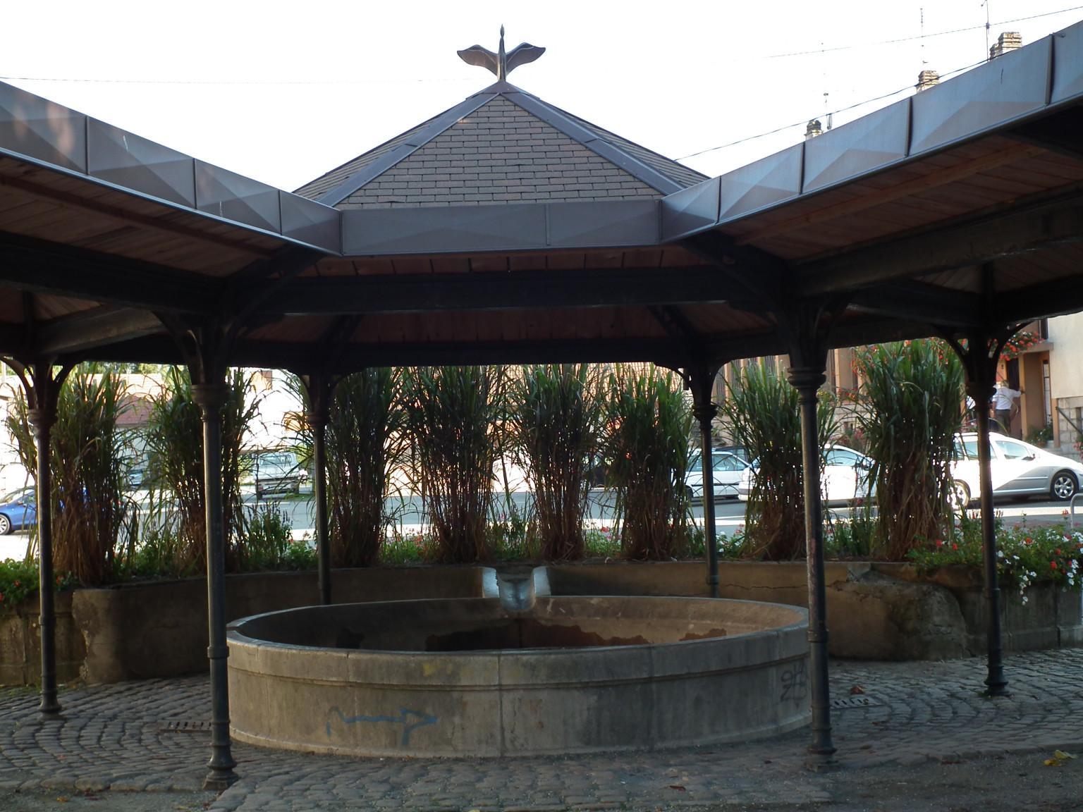 La Place du Marché présente une fontaine et un lavoir reconstruits de 1872 à 1874.