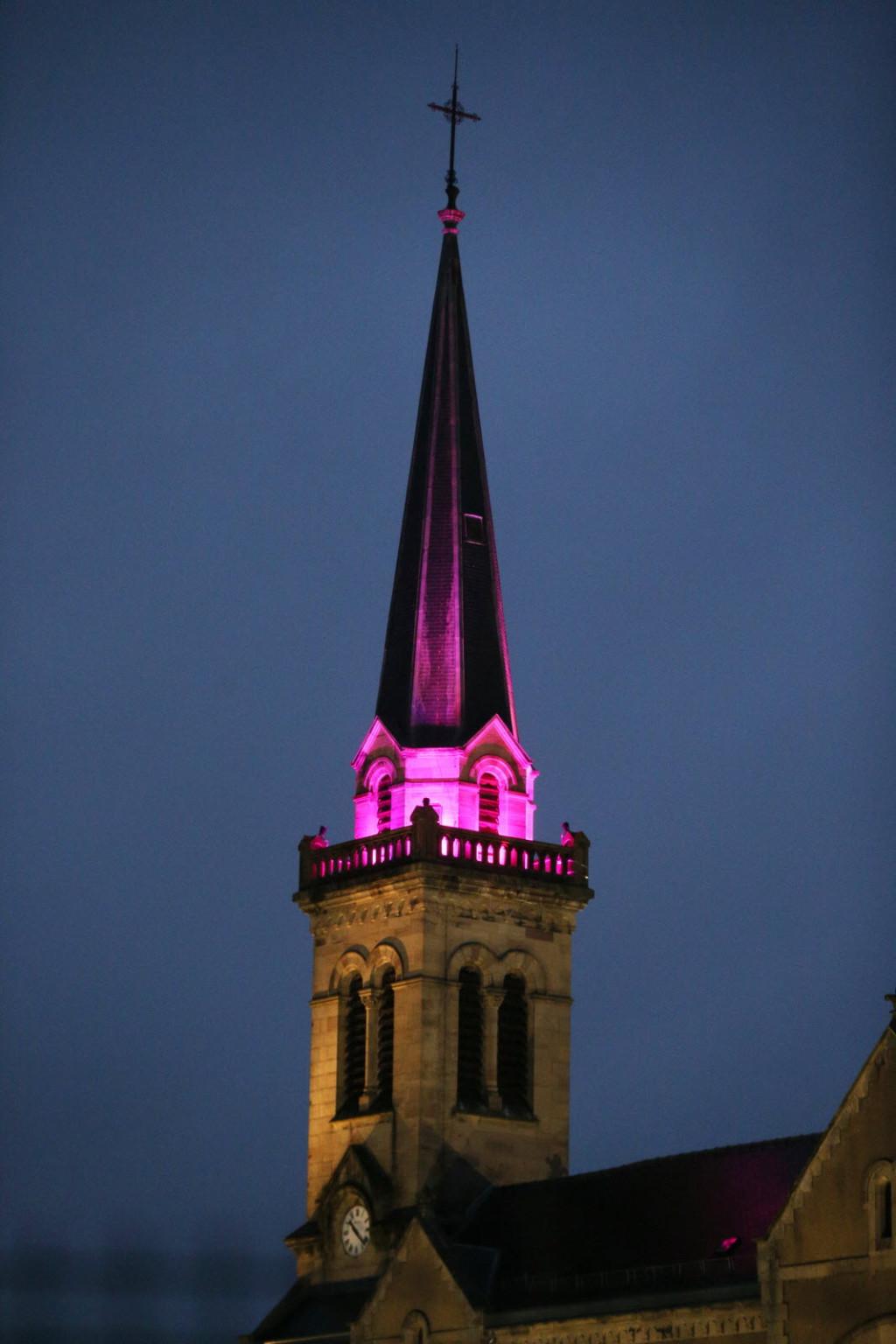 Initiative inédite à Morvillars où le clocher de l’église est éclairé en rose fuchsia tous les soirs à partir de 20 h à l’occasion d’Octobre rose. Pour rappeler à toutes les femmes que le dépistage du cancer du sein doit être intégré à leur routine santé, sans attendre un symptôme d’alerte (l'est républicain)