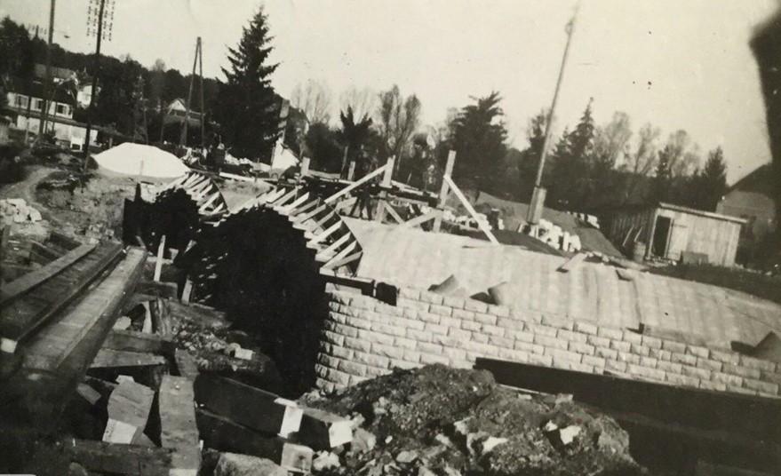 1941 le pont a été minée pour ralentir l'avancer des nazis reconstruction du pont de Morvillars par l’entreprise CAMOZZI Frères,