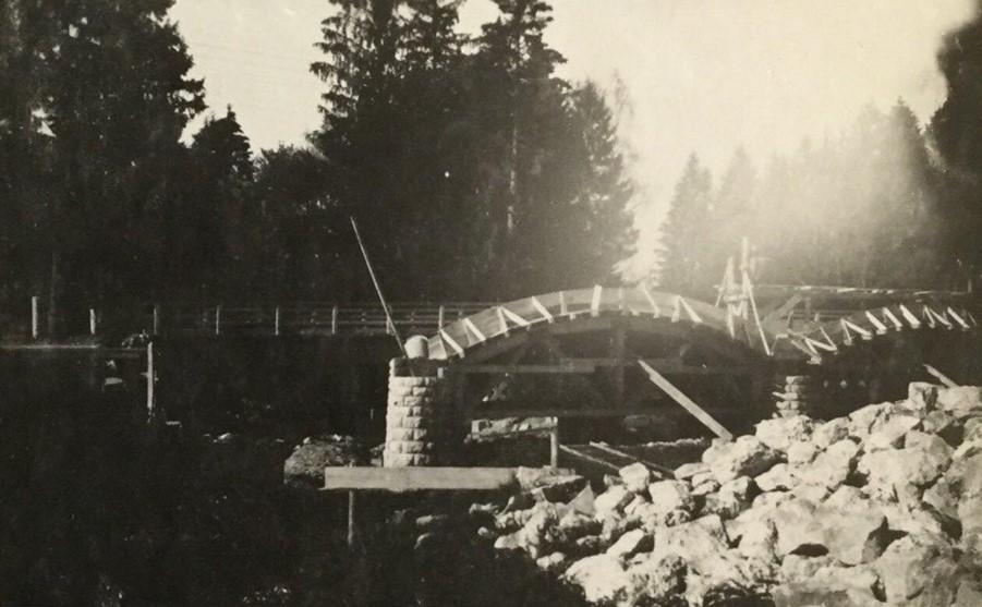 1941 le pont a été minée pour ralentir l'avancer des nazis reconstruction du pont de Morvillars par l’entreprise CAMOZZI Frères,