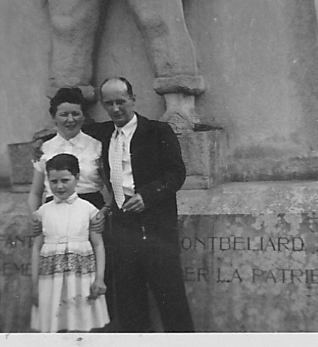 Famille Vieillard Simone - Marc et Marianne ( Boichard maman de notre regretté Jean François ) qui habitait place du marché maison Foron